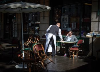 Restaurant hires $1000-a-month robot waiter and tips surge