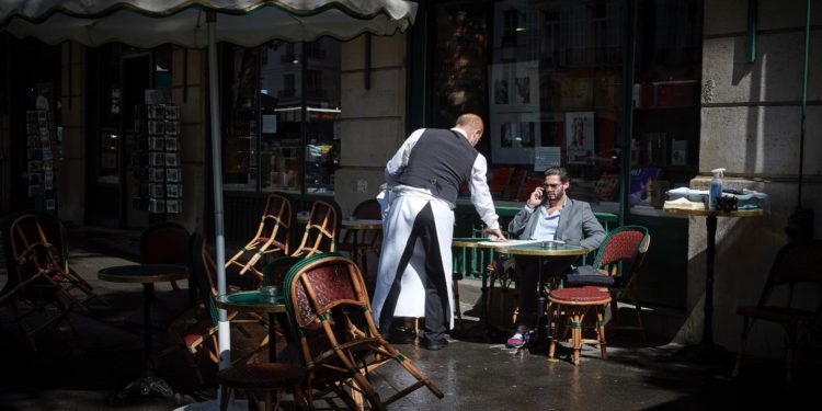 Restaurant hires $1000-a-month robot waiter and tips surge