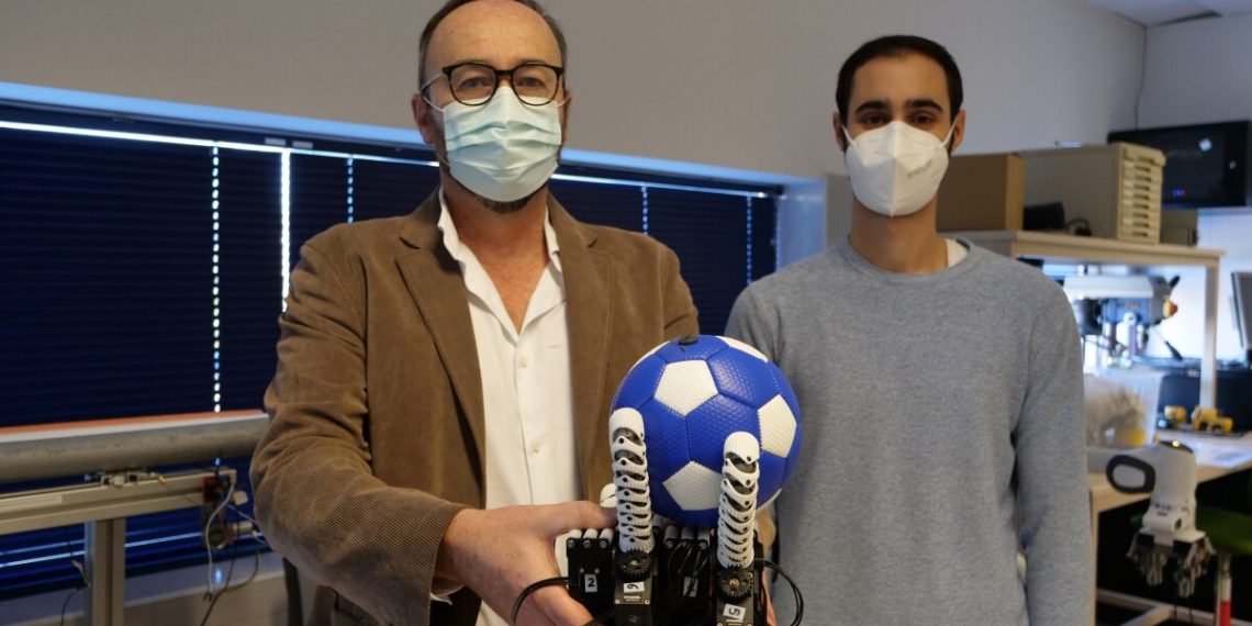 Unique robotic hand can rotate objects without releasing its grasp