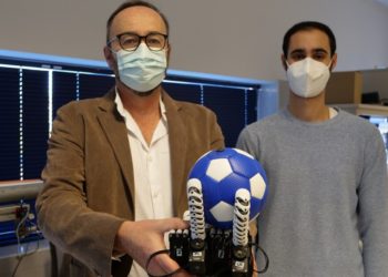 Unique robotic hand can rotate objects without releasing its grasp