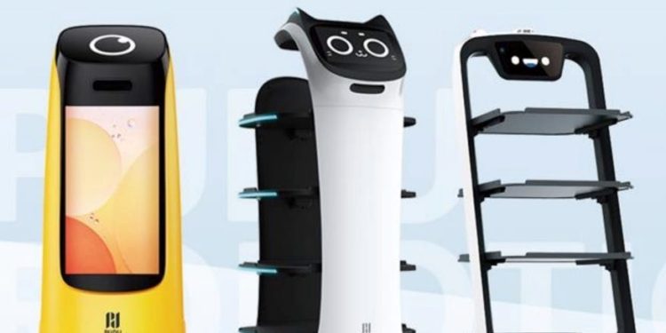 Watch Robotic Servers Bring Food to Diners, Clear Tables: Labor Crunch