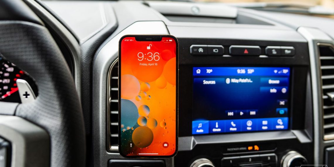 Apple working on OnStar-like features that call police in a car crash