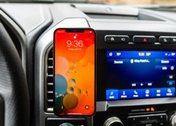 Apple working on OnStar-like features that call police in a car crash