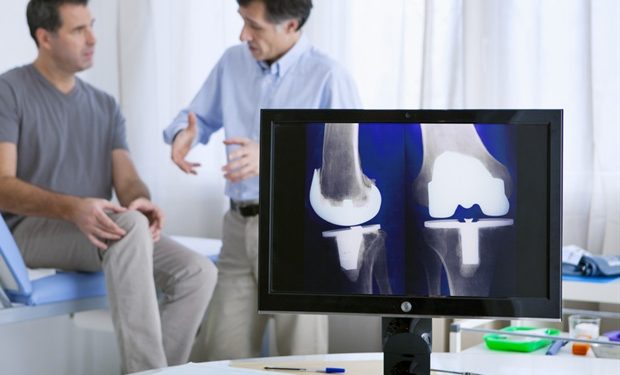Robotic-assisted knee replacement linked to lower odds of complications after surgery