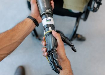 A system to control robotic arms based on augmented reality and a brain-computer interface
