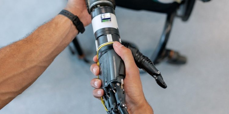 A system to control robotic arms based on augmented reality and a brain-computer interface