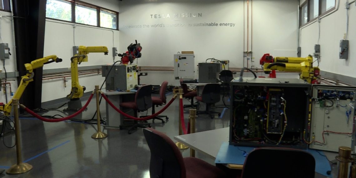 Meet the ‘ro-bats’: ACC shows off new Tesla-sponsored robotics program