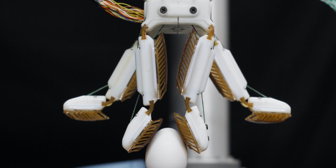 Gecko-inspired farmHand combines grasping strength with a light touch