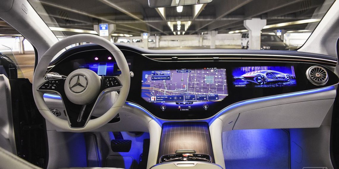 Mercedes-Benz fixes error that let drivers watch TV while in motion