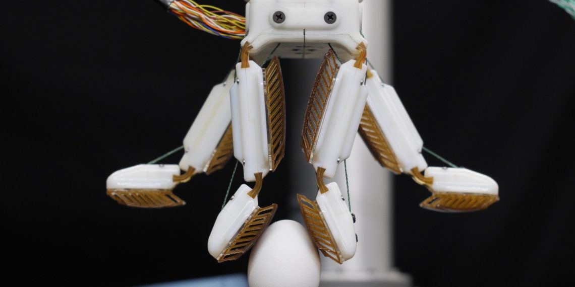 Engineers created a robotic hand with a gecko-like grip