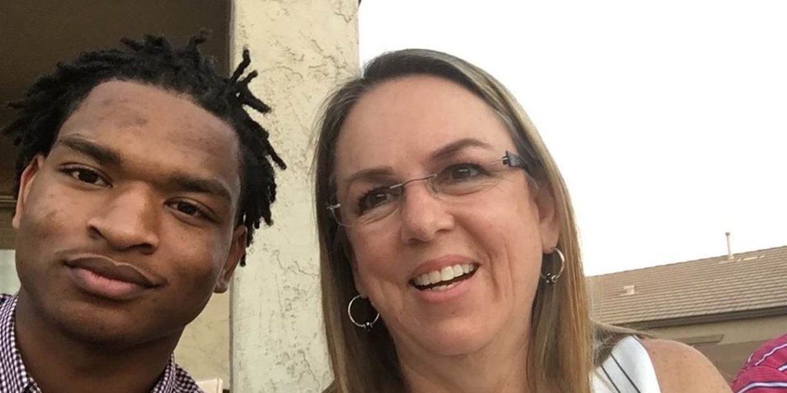 Netflix is turning viral Thanksgiving Mom tweet into a movie