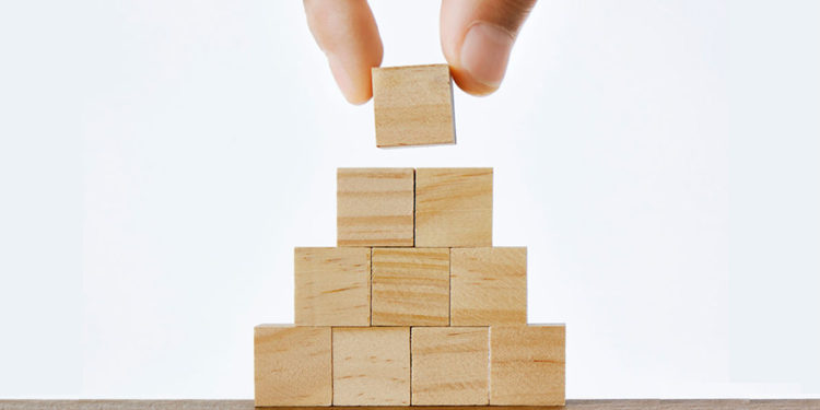 Falling Flat: Why Startups Need Hierarchical Structure