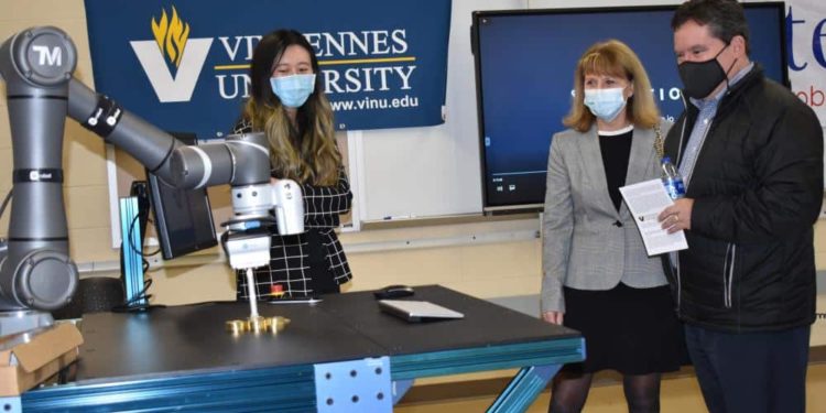 Cutting-edge Collaborative Robotics Training Lab opens at Vincennes University Jasper