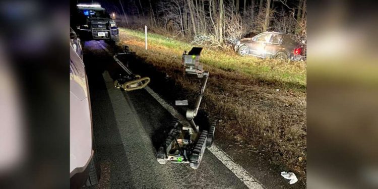 Bomb squad uses robots to help resolve situation involving suspect barricaded in vehicle on highway in Milford – Boston News, Weather, Sports
