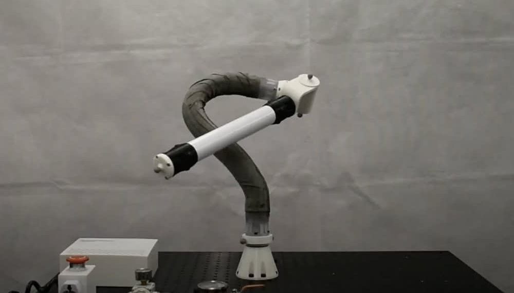 Flexible Robotic Arm Guided by AR Goggles