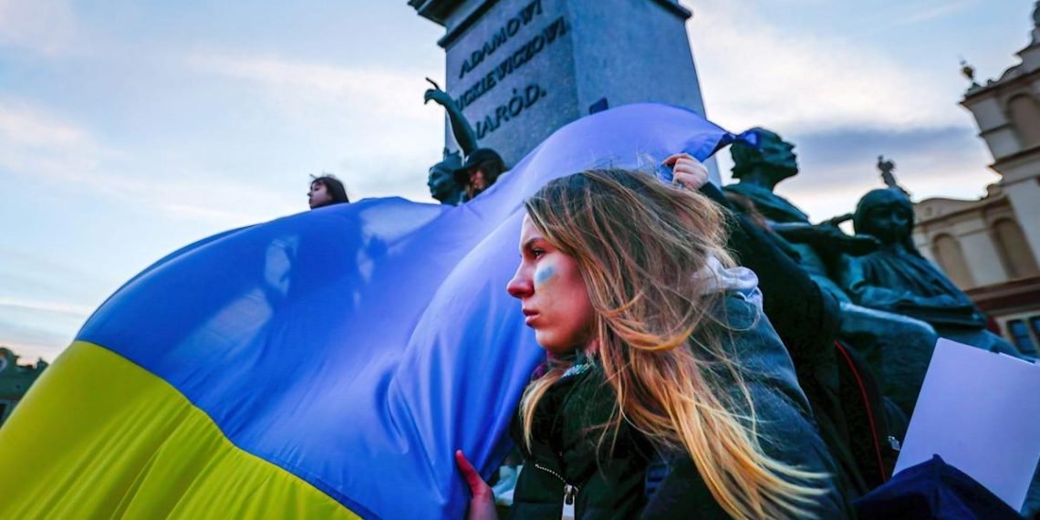 From handing cash to refugees to stopping service in Russia, here’s how startups and VC firms are supporting Ukraine