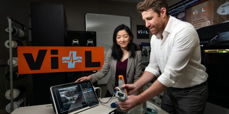 Handheld robot uses AI to help first responders stem bleeding