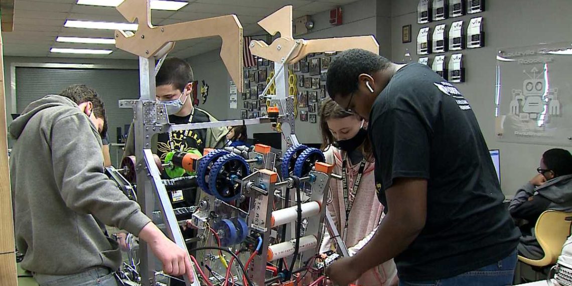 Louisville high school students to compete in international robotics competition