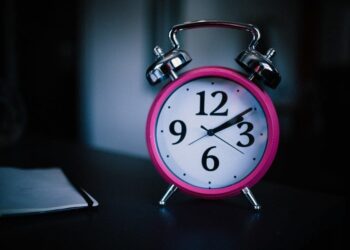 Neural Networks Learn Better by Mimicking Human Sleep Patterns